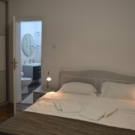 דירות בוקרשט Victoria Plaza Two Bdr Apt מראה חיצוני תמונה