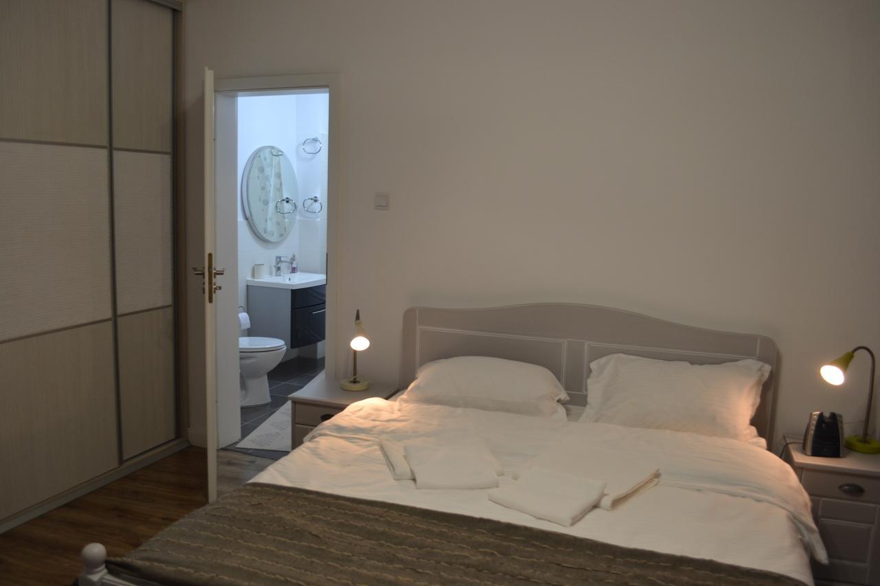 דירות בוקרשט Victoria Plaza Two Bdr Apt מראה חיצוני תמונה