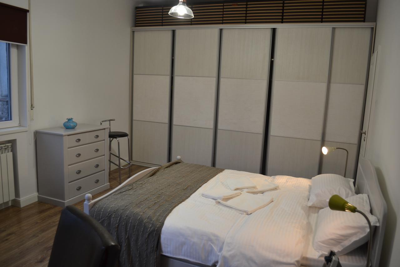 דירות בוקרשט Victoria Plaza Two Bdr Apt מראה חיצוני תמונה