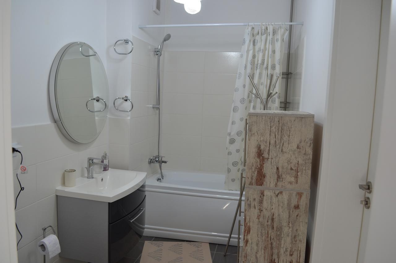 דירות בוקרשט Victoria Plaza Two Bdr Apt מראה חיצוני תמונה