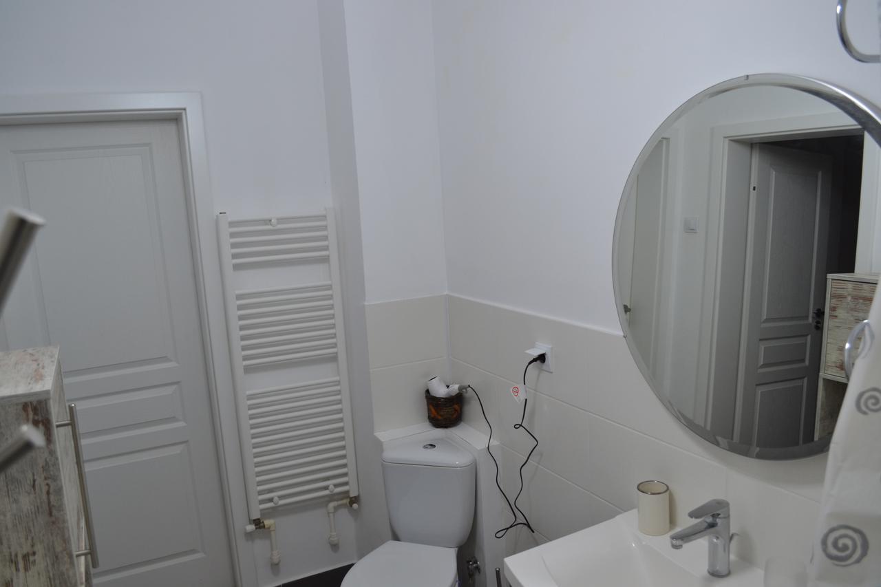 דירות בוקרשט Victoria Plaza Two Bdr Apt מראה חיצוני תמונה